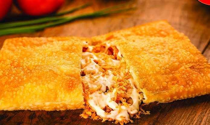 PASTEL DE FRANGO COM CATUPIRY