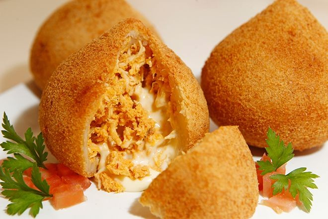 COXINHA DE FRANGO COM CATUPIRY