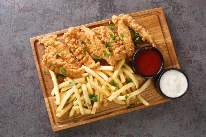 TIRINHAS DE FRANGO EMPANADO COM BATATA FRITA